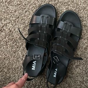 Woman’s shoes size 11